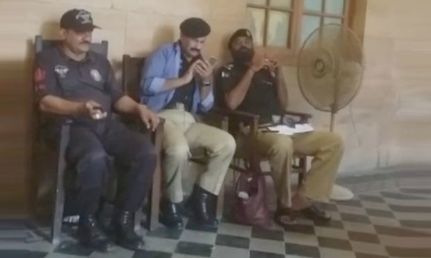 کراچی میں غلط وردی پہننے پر ایس ایچ او کمرہ عدالت سے گرفتار