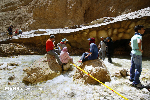 Chama ice cave falls, kills one