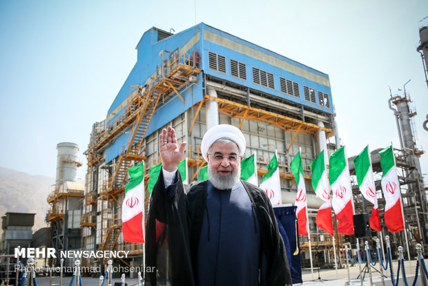 صدر روحانی نے عسلویہ کے دورے کے دوران تین صنعتی پراجیکٹوں کا افتتاح کیا