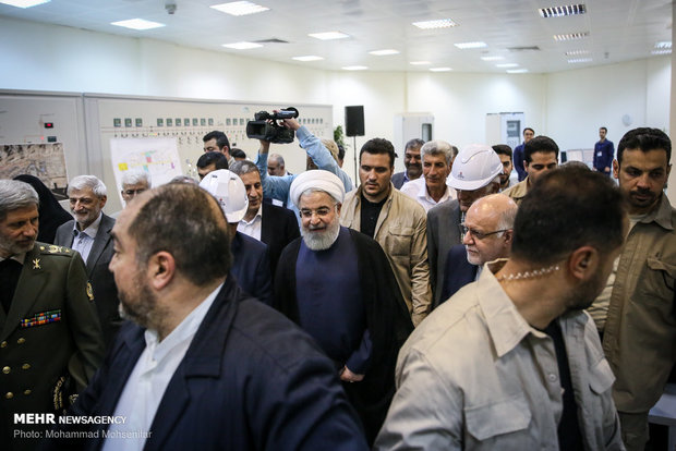 Rouhani inaugurates 3 major petchem projects in Assaluyeh