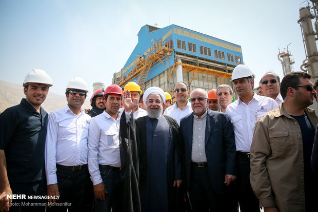 Rouhani inaugurates 3 major petchem projects in Assaluyeh