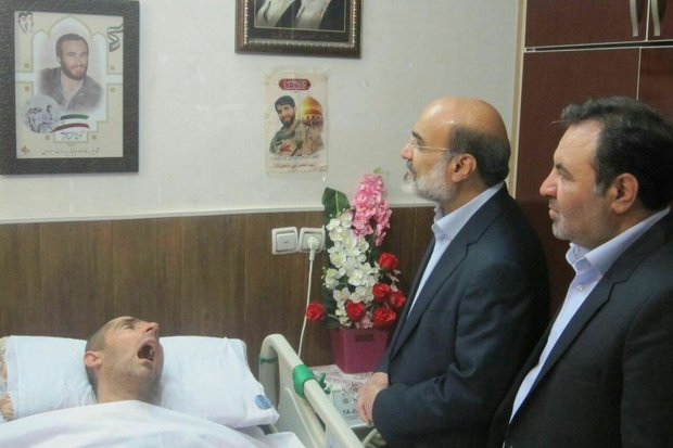 رئیس سازمان صداوسیما به دیدار شهید زنده لرستان رفت