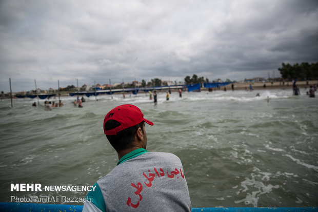 نجات ۴۴ نفر از غرق شدن در دریای مازندران