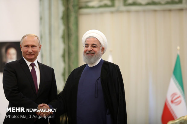 Rouhani, Putin meet on sidelines of Tehran summit