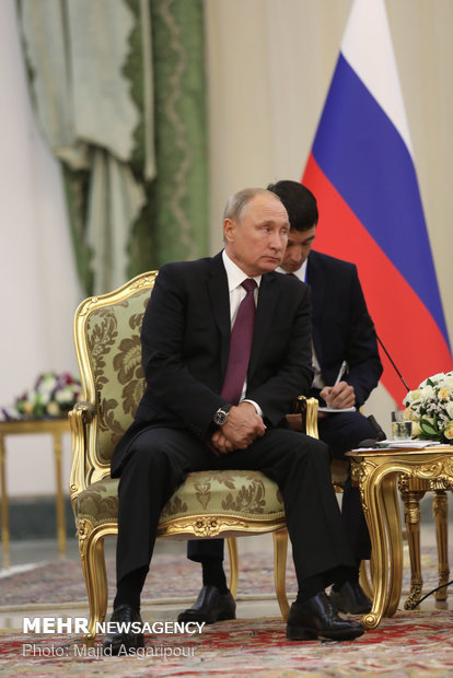 Rouhani, Putin meet on sidelines of Tehran summit