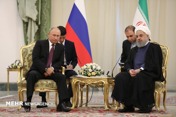 Rouhani, Putin meet on sidelines of Tehran summit