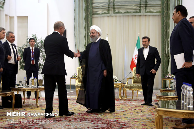 Rouhani, Putin meet on sidelines of Tehran summit