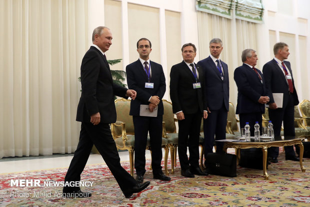 Rouhani, Putin meet on sidelines of Tehran summit