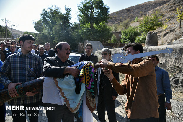 مراسم خیمه پوشان در روستای پیوژن مشهد