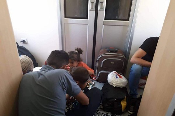 قطار اتوبوسی تهران-مشهد، مسافر سرپایی هم سوار می‌کند!