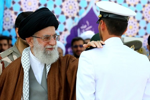 قائد الثورة الاسلامية يرعى حفل تخرج ضباط الجامعات العسكرية