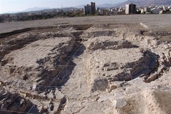 آثار شهر اشکانی در تپه اشرف اصفهان در معرض خطر نابودی است/توقف کاوش‌ها