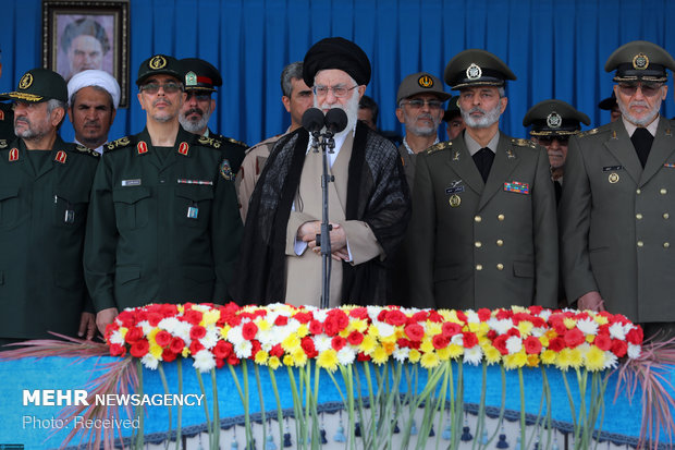 حضور فرمانده معظم کل قوا در دانشگاه علوم دریایی نوشهر