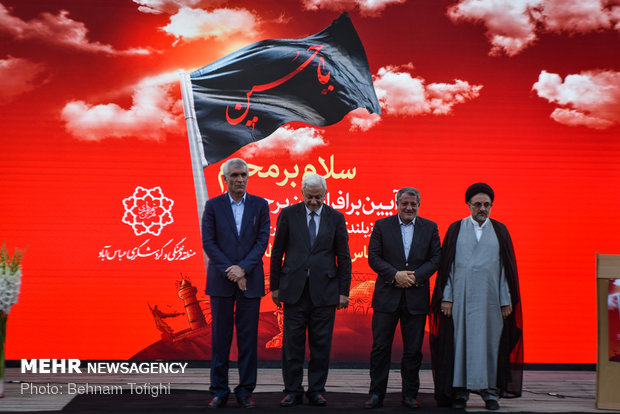 رفع راية "ياحسين (ع)" بطول 1000 متر في طهران