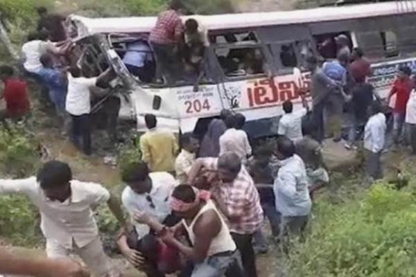 Hindistan’da yolcu otobüsü şarampole yuvarlandı: 36 ölü