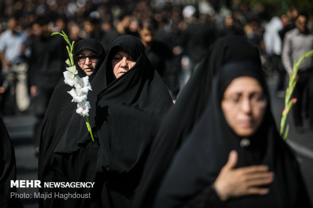 طهران تشيع رفات ١٣٥ شهيد من أيام الدفاع المقدس