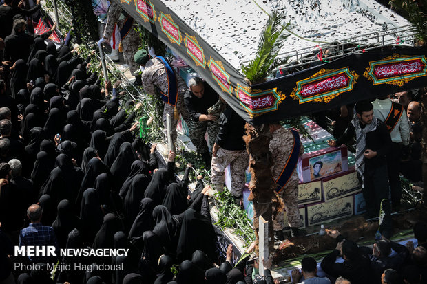 طهران تشيع رفات ١٣٥ شهيد من أيام الدفاع المقدس