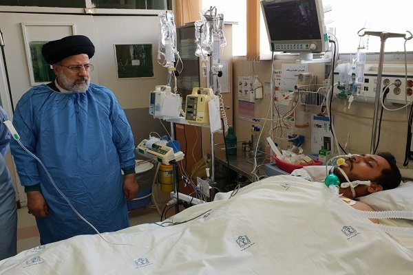 تولیت آستان قدس رضوی از طلبه مشهدی عیادت کرد