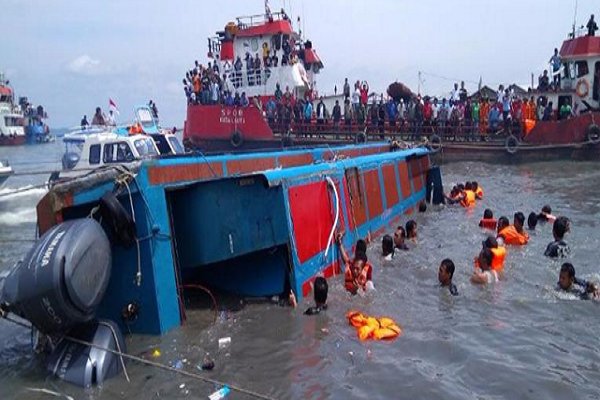 آتش‌سوزی و غرق‌شدن یک کشتی در سواحل اندونزی/ ۱۳ نفر کشته شدند