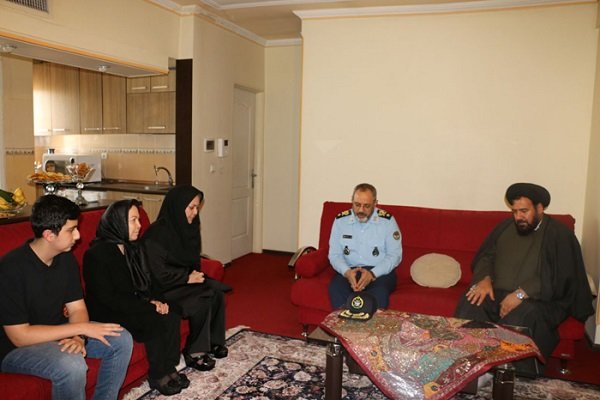 فرمانده نیروی هوایی ارتش با خانواده شهید «منوچهر فتاحی» دیدار کرد