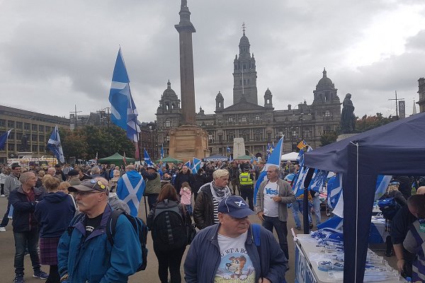 سکاٹ لینڈ میں برطانیہ سے آزادی کے مطالبے کے حق میں مظاہرے