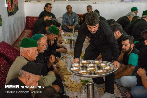 طقوس محرم في أحد القرى بإيران ومراسم رفع الراية