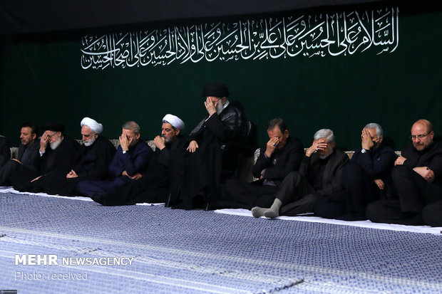 رہبر معظم انقلاب اسلامی کی موجودگي میں نویں محرم کی شب میں مجلس عزا منعقد
