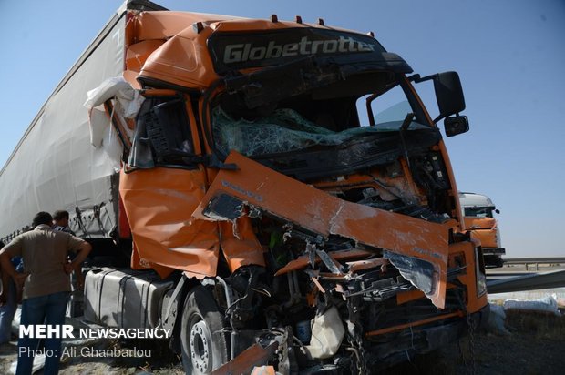 تصادف زنجیره ای چندین دستگاه کامیون و تریلی در بیست کیلومتری زنجان