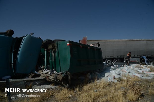 تصادف زنجیره ای چندین دستگاه کامیون و تریلی در بیست کیلومتری زنجان