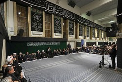 عاشور کی شب میں رہبر معظم انقلاب اسلامی کی موجودگی میں مجلس عزا منعقد ہوئی
