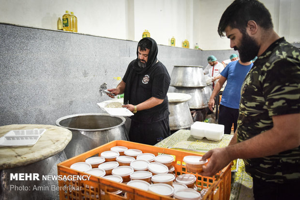 اطعام ۱۲۰ هزار نفر از موقوفه معزالوزاره شیراز