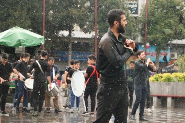 عزاداری تاسوعای حسینی مردمان گیل در زیر بارش باران