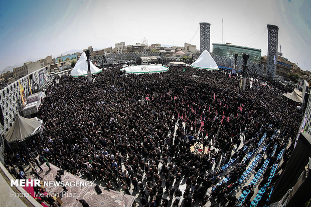  اقامة مراسم عزاء ظهر عاشورا في ساحة الامام الحسین(ع) بطهران