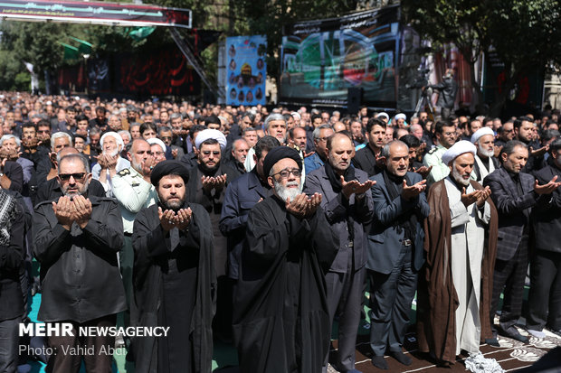 اقامه نماز ظهر عاشورا در تبریز