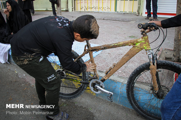 مراسم گل مالی ظهر عاشورا در بیجار