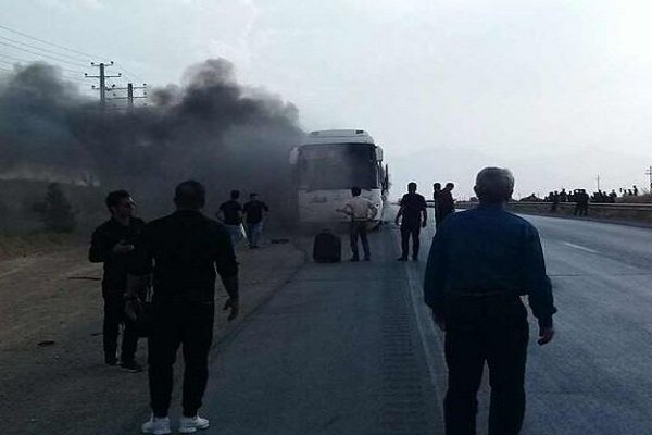 یک دستگاه اتوبوس مسافربری در جاده همدان - تهران دچار حریق شد