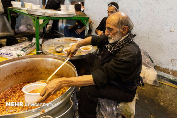 اطعام ٢٥٠٠٠ نفر  روز عاشورای حسینی در حسینیه اعظم کرشته شهریار
