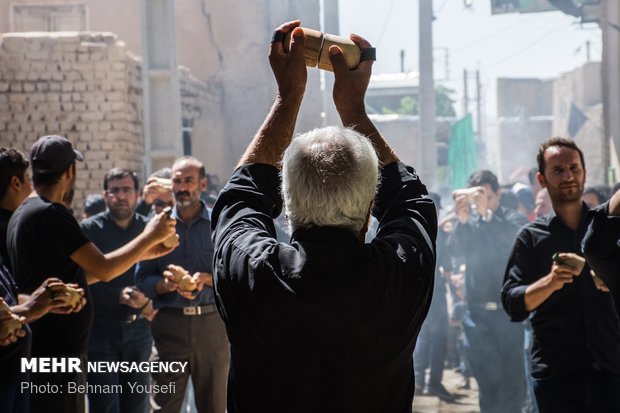 مراسم چغچغه زنی در روز یازدهم محرم در روستای انجدان اراک