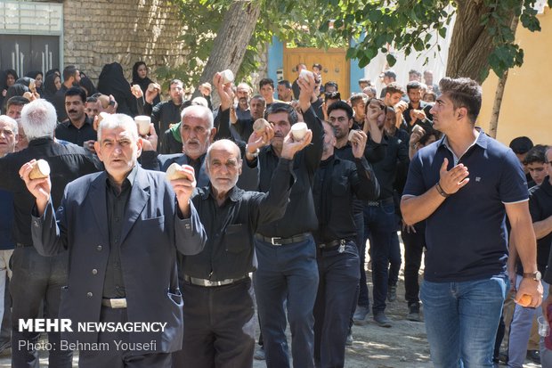 مراسم چغچغه زنی در روز یازدهم محرم در روستای انجدان اراک