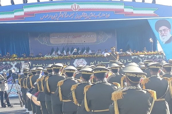 بدء الاستعراض العسكري للقوات المسلحة في جميع أنحاء إيران