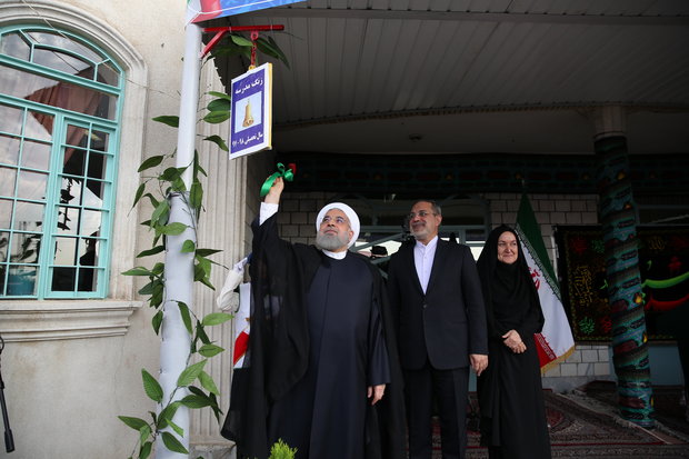 President Rouhani rings bell for new school year