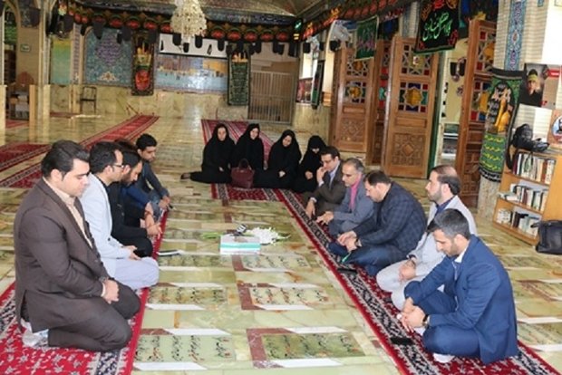 پرسنل کتابخانه‌های عمومی سمنان به شهدا ادای احترام کردند