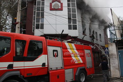 انبار ۵۰۰متری کالا در بازار تهران آتش گرفت
