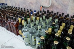 کشف ۴۰۰۰ لیتر مشروبات الکلی تقلبی در کرج / ۱۵ نفر جان باختند