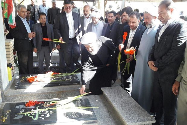 امام‌جمعه جدید پلدختر به مقام شامخ شهدای این شهر ادای احترام کرد