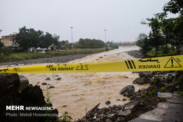 طغیان رودخانه کوئیک محور جاسک میناب را مسدود کرد