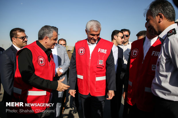 رئيس بلدية طهران يتفحص محطة اطفاء الحريق في برج "ميلاد" 