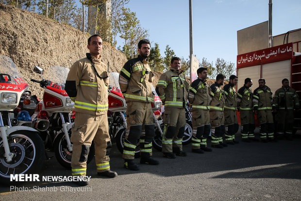 رئيس بلدية طهران يتفحص محطة اطفاء الحريق في برج "ميلاد" 