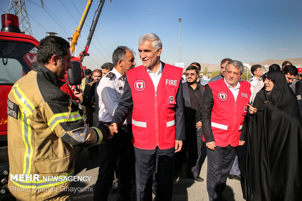 رئيس بلدية طهران يتفحص محطة اطفاء الحريق في برج "ميلاد" 