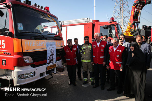 رئيس بلدية طهران يتفحص محطة اطفاء الحريق في برج "ميلاد" 